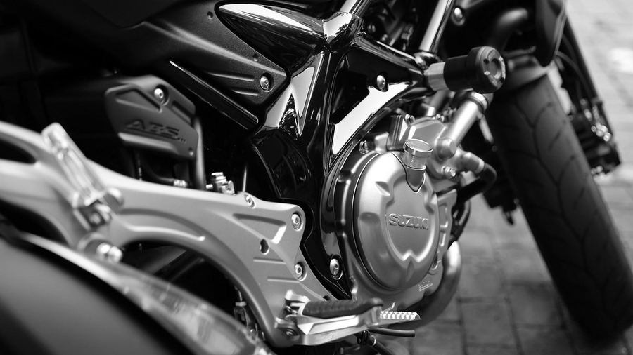 Zbliżenie na napęd i tylne koło motocykla podczas badania technicznego